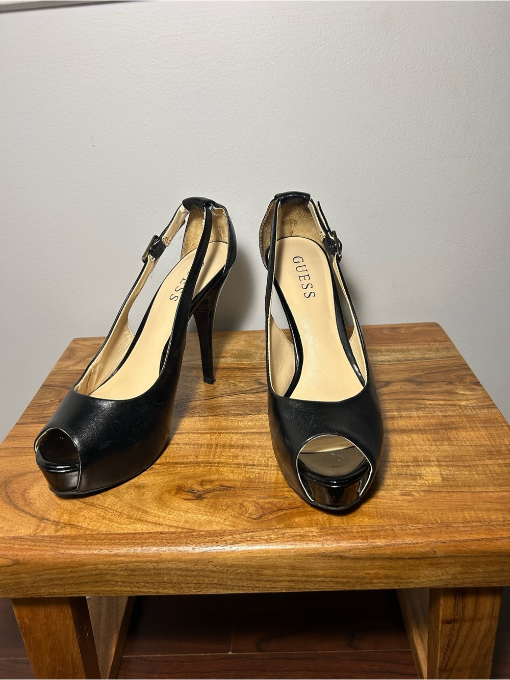 Guess Black Leather pumps